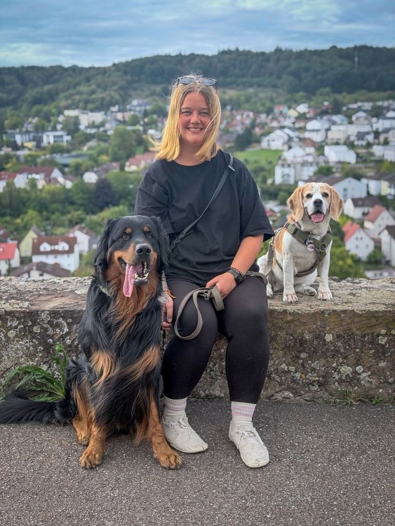 Yvonne Laux mit Hovawart Apollo und Beagle Milly