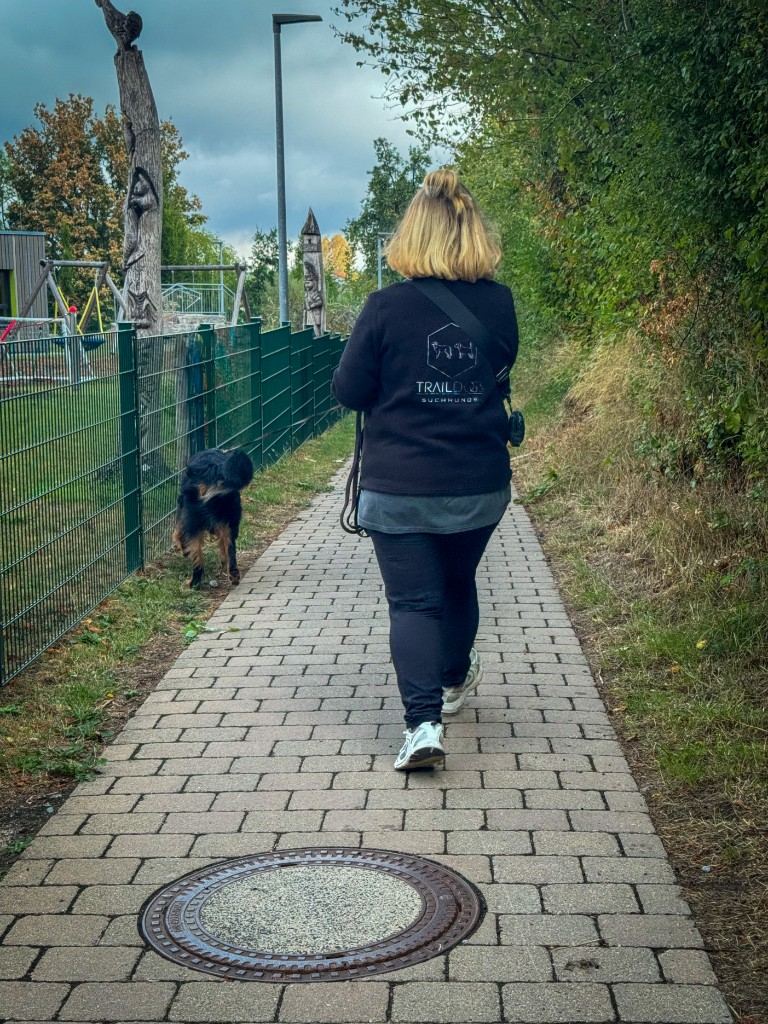 Yvonne Laux mit Hund auf dem Mantrailing-Weg